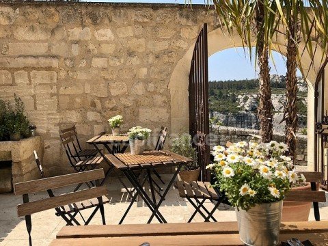 Vente Bar, bar à jus, salon de thé et restauration raw food en plein centre d'un village fréquenté, à Les Baux-de-Provence (13520) en France