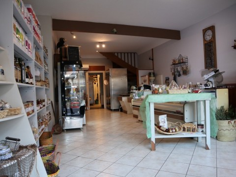 Vente Fromagerie, épicerie fine, restauration dans une rue commerçante du village, proche de Chalon-sur-Saône (71100) en France