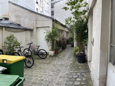 Vente Bar, Restaurant 35 couverts avec terrasse dans un quartier vivant, à Paris (75011) en France