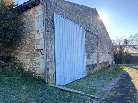 Vente Local d'activité / Entrepôt, 2320 pi2 à Saint-Dizant-du-Gua (17240) en France