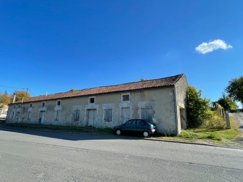 Vente Ensemble immobilier de 400 m2 à Rouillac (16170) en France