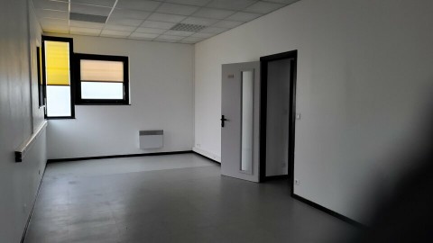 Vente Bureaux / Locaux professionnels, 82 m2 dans une zone d'activité artisanale et industrielle, à Saint-Nazaire (44600) en France