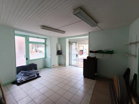 Vente Local commercial de 29 m2 en plein centre ville, à Confolens (16500) en France