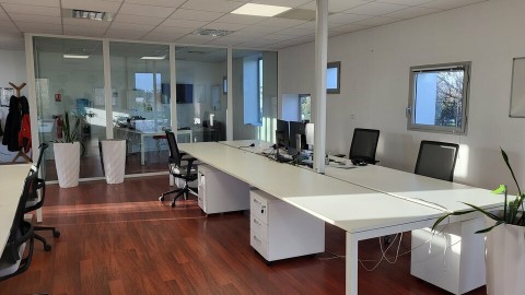 Vente Bureaux / Locaux professionnels, 2600 pi2 dans une zone fréquentée, à Saint-Nazaire (44600) en France