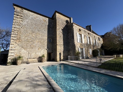 Vente Château de 450 m2 dans le village de Sainte-Orse (24210)