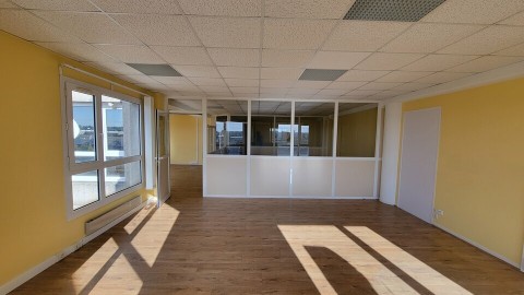 Vente Bureaux / Locaux professionnels, 179 m2 à Saint-Pierre-des-Corps (37700) en France