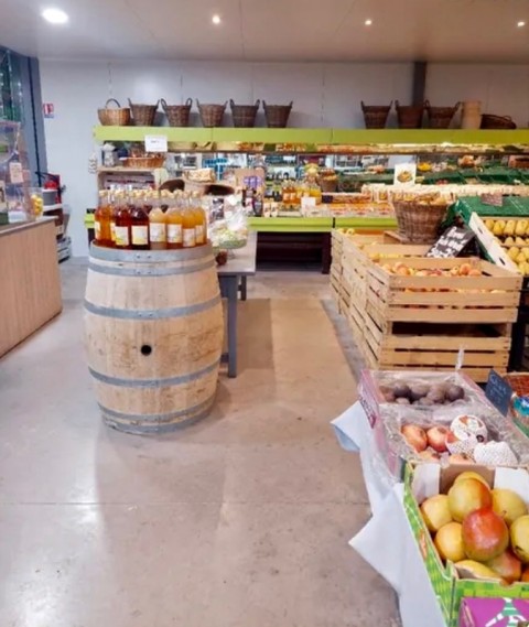 Vente Fruits et légumes, épicerie fine, vins, fromages et fruits secs sur un axe fréquenté, à Tarbes (65000) en France