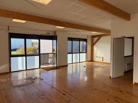 Vente Bureaux / Locaux professionnels, 3660 pi2 à Artigues-près-Bordeaux (33370) en France