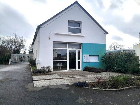 Vente Local commercial , 120 m2 à Maen Roch (35460) en France