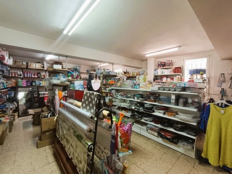 Vente Local commercial de 156 m2 dans une rue passante, à Barbentane (13570) en France