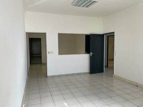 Vente Local commercial possibilité Local d'activité / Entrepôt, Bureaux / Locaux professionnels, 132 m2 dans une zone industrielle, à Aubagne (13400)