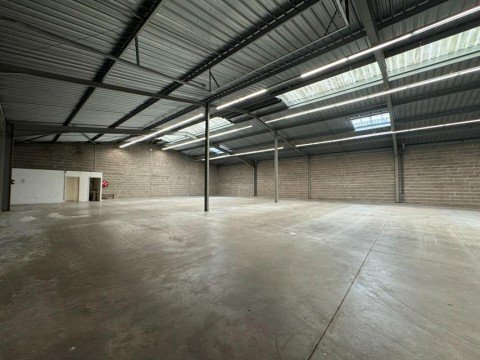 Vente Local commercial - entrepôt de 1320 m2 dans une zone d'activité, à Tours (37000) en France