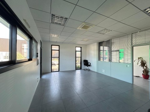 Vente Bureaux / Locaux professionnels, 207 m2 dans une zone artisanale, à Remouillé (44140) en France