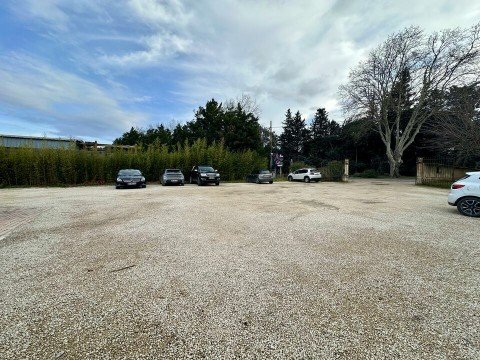 Vente Local commercial , 3230 pi2 à Salon-de-Provence (13300) en France